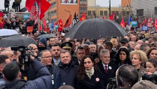 Protesta në Kosovë për liderët e UÇK-së, Vjosa Osmani në krah të Taulant Ballës e Ali Ahmetit