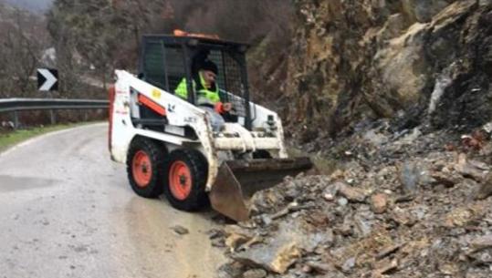 Qarku i Kukësit përfshihet nga reshje të dendura shiu dhe dëbore, raportohet për rënie inertesh dhe gurësh në aksin Dushaj–Lekbibaj