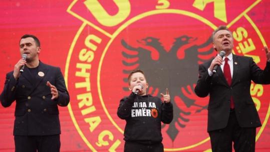 Tre breza në skenë, Ilir Shaqiri këndon bashkë me djalin e nipin para turmës së protestuesve në Prishtinë (VIDEO)