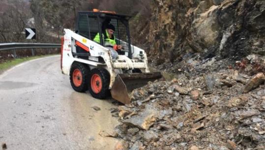 Qarku i Kukësit përfshihet nga reshje të dendura shiu dhe dëbore, raportohet për rënie inertesh dhe gurësh në aksin Dushaj–Lekbibaj