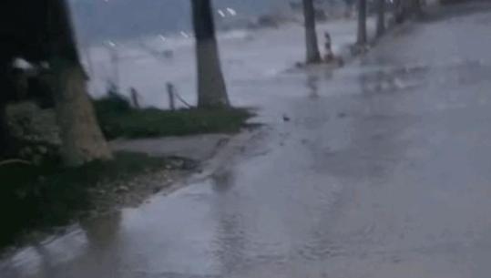Fenomen i çuditshëm në Orikum, deti ngrihet mbi nivelin e zakonshëm dhe përmbyt disa banesa