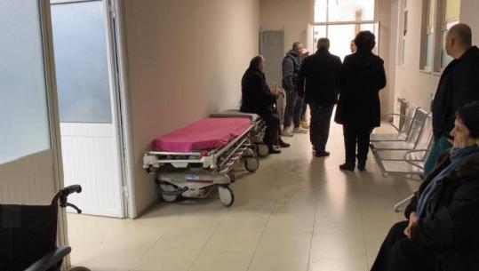 VËZHGIM i Report Tv/ Spitali i Lushnjes në kushte skandaloze: Urgjenca transferohet te materniteti, shtretërit në korridore! Ministria e Shëndetësisë: Presim lejen e  ndërtimit nga AZhT