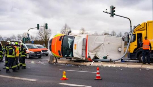 Aksident në Gjermani, ambulanca përplaset me makinën dhe përmbyset në rrugë