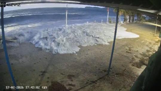 Borsh/ 'Turfullon' batica, dallgët arrijnë deri te hotelet