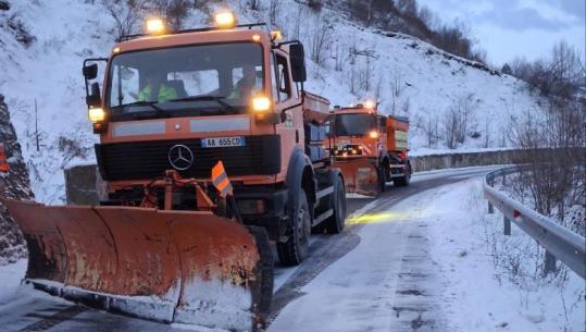 Reshjet e dëborës nuk pengojnë qarkullimin e mjeteve, ARRSH këshillon qytetarët: Pajisuni me goma dimërore e zinxhirë