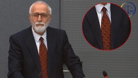 FOTOLAJM/ U deklarua i pafajshëm! Detaji simbolik në Hagë, Jakup Krasniqi me kollare me shqiponjë gjatë fjalimit