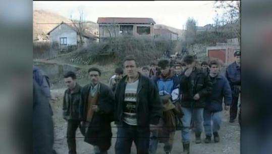 Masakrat në Kosovë gjatë 1999-ës, pamjet e trishta ku ushtria serbe ndajnë burrat nga gratë e fëmijët në një fshat të Kaçanikut (VIDEO)