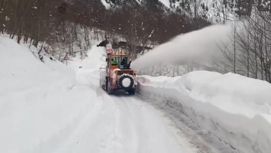 ‘Ishte paralizuar’ prej ditësh nga ortekët, zhbllokohet aksi i Qafë Thores (VIDEO)