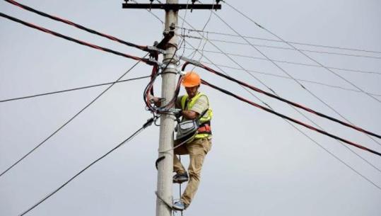 Lezhë/ Ra në kontakt me energjinë elektrike teksa riparonte defektin në një shtyllë, ndërron jetë elektricisti