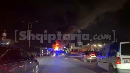Aksident në aksin Tiranë-Durrës, makina ‘fluturon’ mbi trafikndarësen! Përfshihet edhe nga flakët