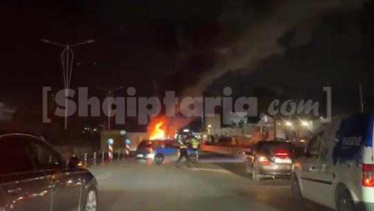 Aksident në Tiranë, makina ‘fluturon’ mbi trafikndarësen! Përfshihet edhe nga flakët (VIDEO)