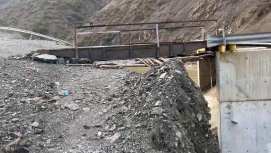 Prurjet e shumta të lumit Devoll shkaktojnë rrëshqitje dherash dhe dëmtimin e urës së Gjinikasit në Maliq