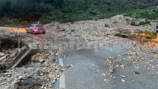 Moti i keq/ Bllokohet rruga në fshatin Shën Vasil të Himarës, shkak rrëshqitja e dherave