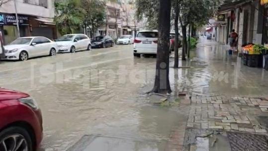 Reshjet e dendura të shiut në Durrës, prani uji në rrugët rreth stadiumit