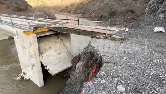 Pamje të frikshme, lumi merr Urën e Gjinikasit në Maliq! Bashkia vendos dërrasa mbi urën e shembur, jeta e banorëve në rrezik (VIDEO)