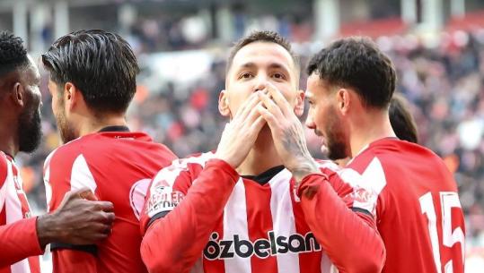 Rey Manaj përfshihet në një aksident rrugor në Turqi, sulmuesi i Kombëtares përfundon në spital