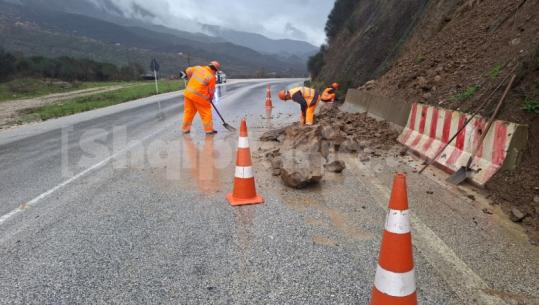 Moti i keq/ Inerte në aksin Tepelenë-Gjirokastër, rrëshqitja e dherave bllokon Buzin