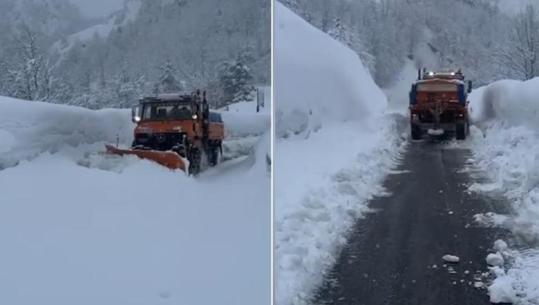 Reshjet e shiut dhe dëborës sjellin rënie gurësh dhe bllokim rrugësh në zonat malore, ARRSH paralajmëron për kujdes