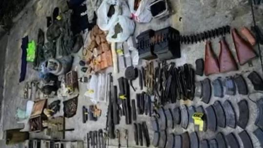 VIDEO/ Momenti kur policia mësyn në kasollen e kthyer në depo armësh