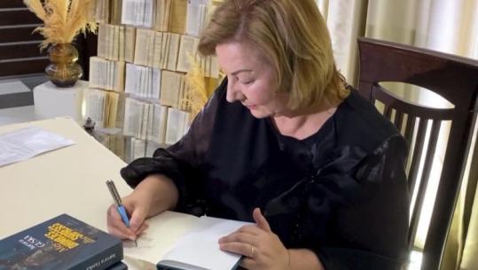 Trazicioni i ’90-ës, lufta e Kosovës dhe protesta për ‘traun’, tre ngjarjet që shenjojnë librin “Mes dhimbjes dhe shpresës” të autores Aurora Guska