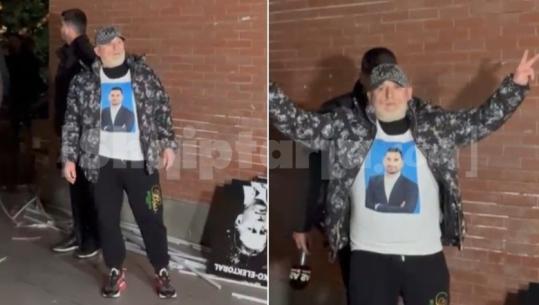 VIDEOLAJM/ Demokratët “harrojnë” Berishën, shfaqen në selinë e PD me bluze të stampuar me kryetarin e Bashkisë Kavajë