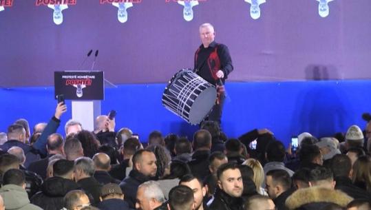 VIDEO/ Protesta e Berishës fillon me këngë e valle...
