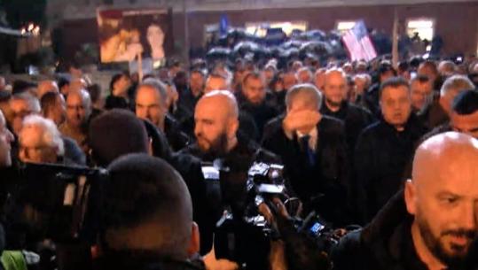 Protesta e PD/ Sali Berisha niset drejt kryeministrisë, militantët dhe besnikët i shkojnë nga pas