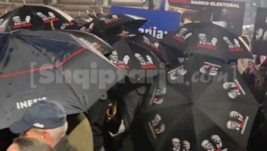 ‘Grupi i zjarrit’ në aksion, me kapuça e çadra për të fshehur fytyrat! Të rinjtë shoqërojnë Berishën nga pas me çanta me molotov (VIDEO)