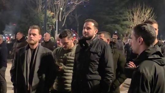 I distancuar nga Berisha dhe i rrethuar nga një grup të rinjsh, Salianji i bashkohet protestës së PD