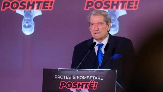 Protesta/ Berisha me një grusht militantësh: Rrëzimi i bustit të Enver Hoxhës frymëzim, Rama i ka ditët të numëruara