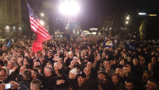 Rama në SHBA, militantët e Berishës shtojnë numrin e flamujve amerikanë në protestë (FOTO+VIDEO)