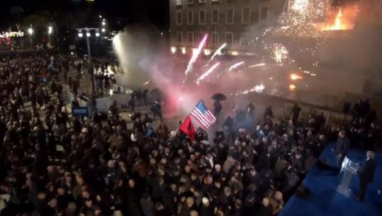 Kryeministria sulmohet me molotovë e fishekzjarre gjatë fjalimit të Berishës