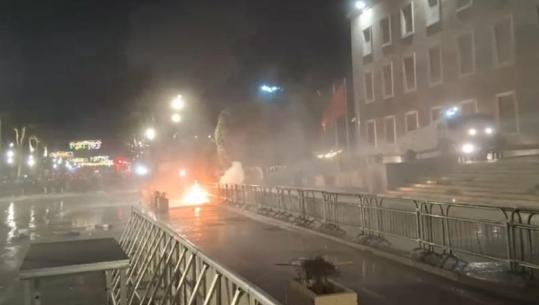 Ministrja Koçiu dënon hedhjen e molotovit në protestën e PD: Po keqpërdorohen të miturit, aktet e dhunës s’janë trimëri apo heroizma