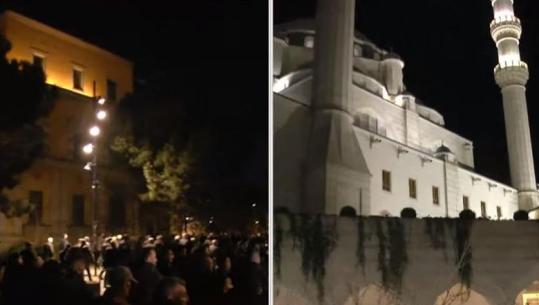 Besimtarët myslimanë falin Namazin, Berisha u çon militantët pranë Xhamisë së Namazgjasë! Teksa Hoxha thërret Ezanin, plas molotovi