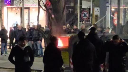 Vijojnë aktet e dhunës, militantët e Berishës u vënë zjarrin koshave të mbeturinave para Parlamentit