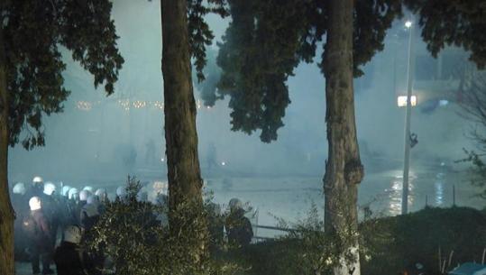 Pas kryeministrisë, radhën e ka parlamenti! Militantët hedhin molotovë, policia i përgjigjet me gaz lotsjellës e ujë