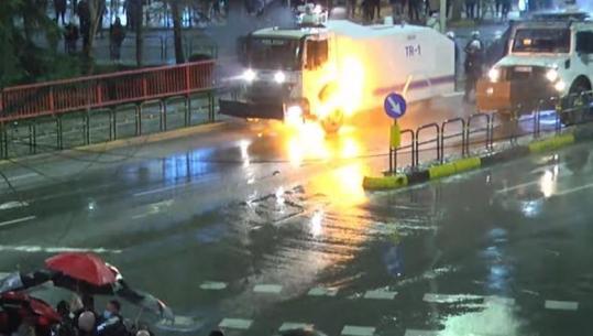 Militantët e Berishës i hedhin molotov autobotit të ujit te Ura e Lanës, mjeti përfshihet nga flakët