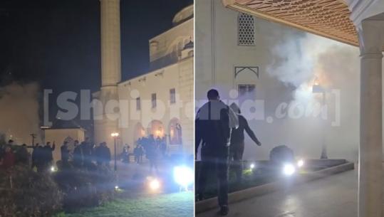 Besimtarët duke u falur, militantët e Berishës zhvendosen pranë tyre! Policia hedh gaz lotsjellës te dera e Xhamisë së Namazgjasë