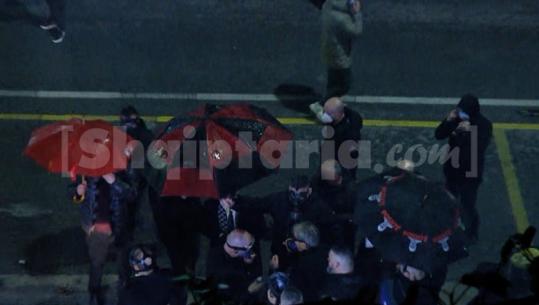 Protesta e Partisë Demokratike/ Militantët mbrojnë me trup Berishën nga hedhja e ujit