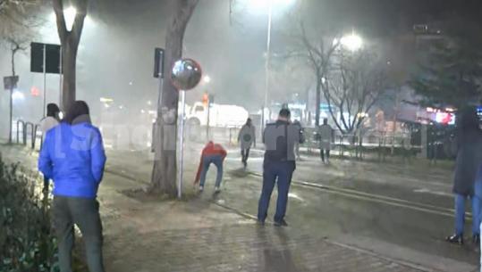 Të mitur e militantë hedhin gurë e molotovë në Rrugën e Elbasanit, policia i shpërndan me gaz lotsjellës