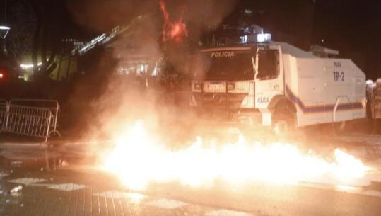 Me çanta mbushur me molotovë, policia shoqëron 2 persona në polici