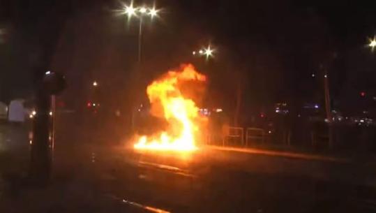 Plas sërish molotovi pranë Xhamisë së Namazgjasë, militantët e Berishës e kthejnë sheshin në 'arenë lufte'