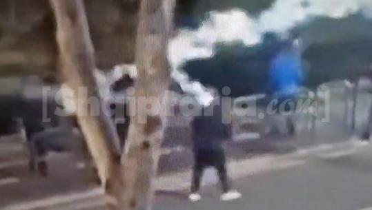 Dhuna në protestën e opozitës, një prej protestuesve i bie bombola e gazit lotsjellës në kokë (VIDEO)