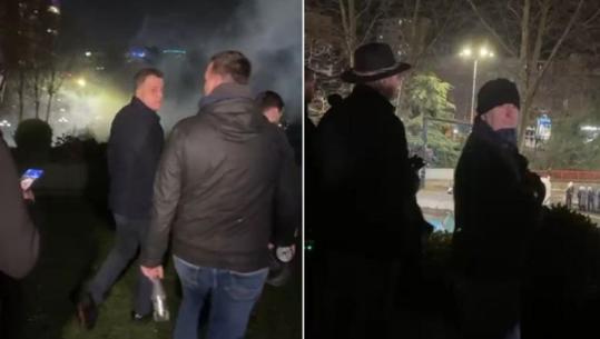 I vunë flakën xhamisë, dhëndri i Berishës e Noka ‘inspektojnë’ dëmet që shkaktuan militantët 