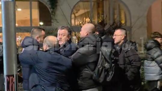 Po shoqëronin militantët e Berishës, Noka dhe Këlliçi dhunojnë e shajnë policët pranë xhamisë së Namazgjasë: Ik ore shk*rdhatë