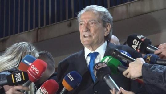 Militantët hodhën molotovë tek xhamia, Berisha mallkon policët: Ju vraftë zoti, ju ndërpretë lutjen