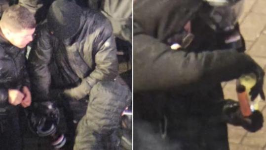 Aktet e dhunës nga ‘kryengritësit e armatosur’ të Berishës, momenti kur militantët nxjerrin nga çanta molotovët, sulmojnë policinë dhe kryeministrinë (VIDEO)