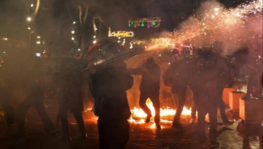 Protesta e dhunshme e Berishës me molotovë, 17 persona të arrestuar dhe 35 nën hetim