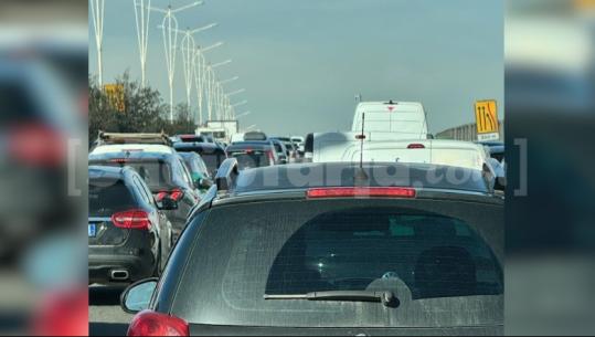 FOTOLAJM/ Bllokohet autostrada Tiranë-Durrës, trafiku nis që te 'Casa Italia' 