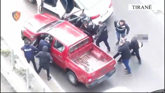 Tiranë/ 42-vjeçari arrestohet me 10 kg kanabis, momenti kur policia i pret rrugën dhe e shtri në tokë për t’i vendosur prangat